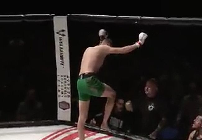VIDEO: MMA-vechter loopt 'bizarre blessure' op tijdens het vieren van overwinning