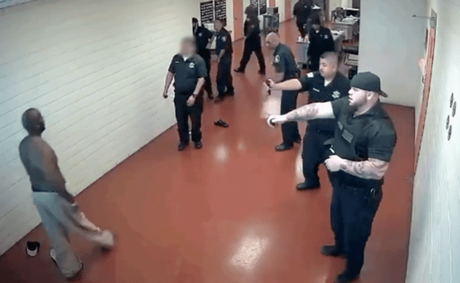 VIDEO: MMA vechter in gevecht met 15 gevangenisbewaarders!