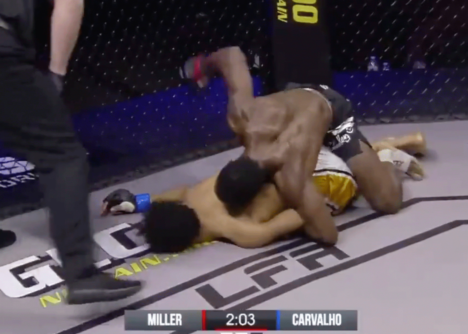 STUITERBAL: Meesterlijke knock-out tijdens bruut MMA-gevecht (video)