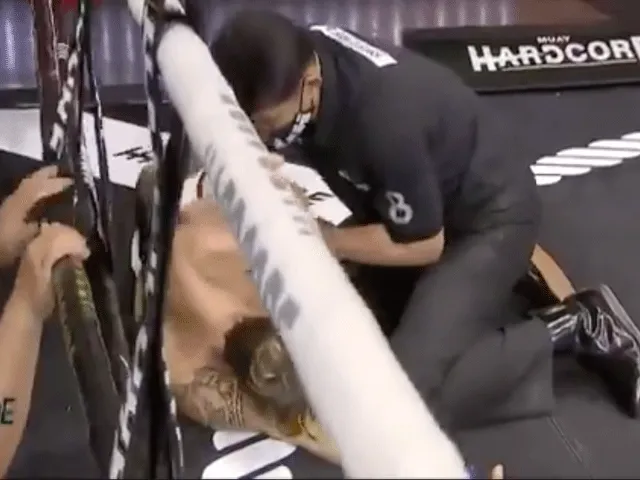DODELIJK: Muaythai knock-out festijn in Thailand (video)