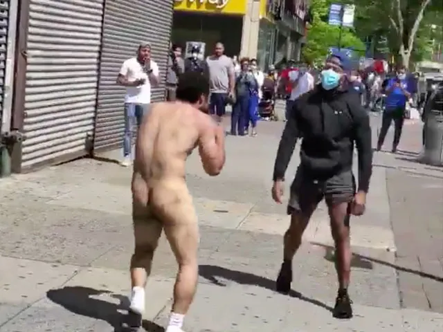 PIELEMOOS: MMA-vechter stopt naakte aanvaller (video)