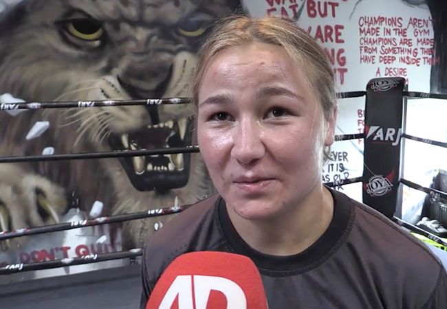 Kickboks kampioen Naomi Tataroglu maakt overstap naar MMA