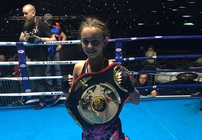 Jeugdtalent Nawal El Amouri in Engeland wereldkampioen Muay Thai