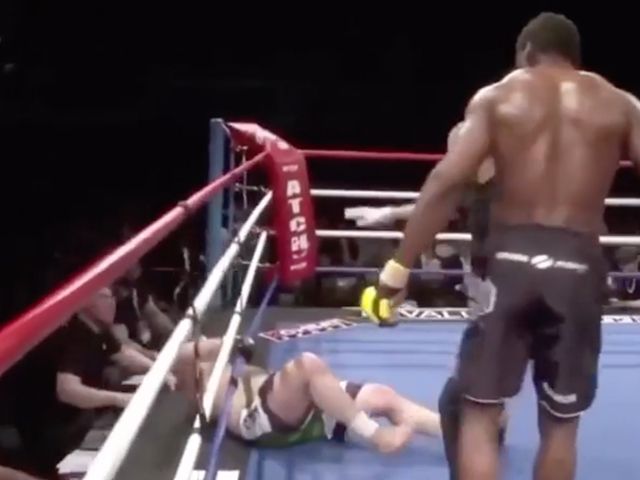 ? | UFC Knock-out koning Ngannou deelt brute knok video