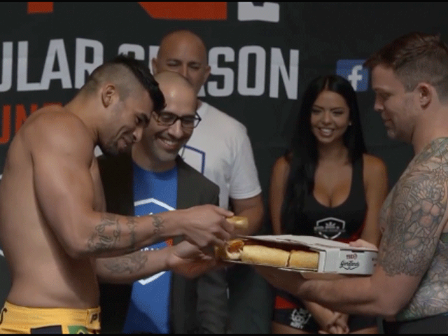 MMA-vechter mept tegenstander knock-out na delen pizza