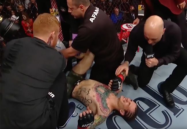 VIDEO: Sean O'Malley doet liggend een Interview in de kooi na winst op UFC 222