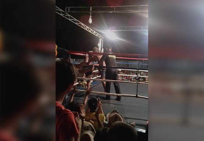 VIDEO: Bejaarde Muay Thai vechter toont 'geen' genade in de ring