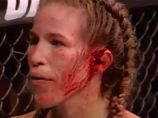 BIKKEL: Oor MMA-vechter ontploft tijdens gevecht (video)