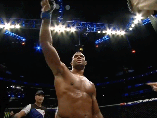 ? | UFC FIGHT NIGHT 172: Alistair Overeem verslaat Walt Harris (video)