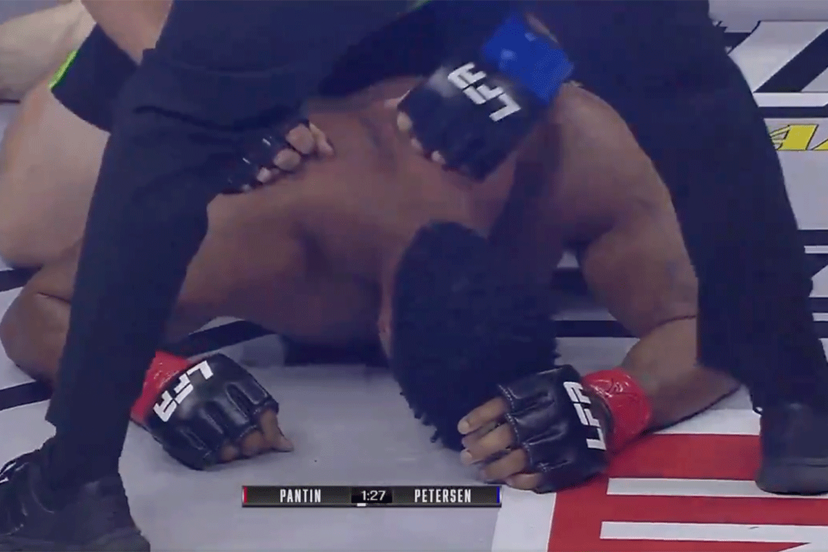 Ding dong: MMA-vechter gebruikt hoofd rivaal als stuiterbal