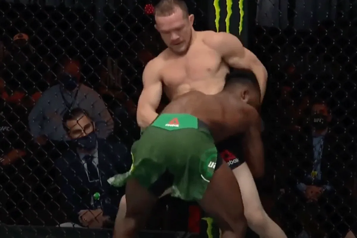 'Bitch!' UFC'er zegt titelgevecht af: Poedel wil wel knokken