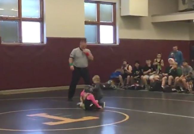 VIDEO: Peuter schiet zusje te hulp bij worstelwedstrijd
