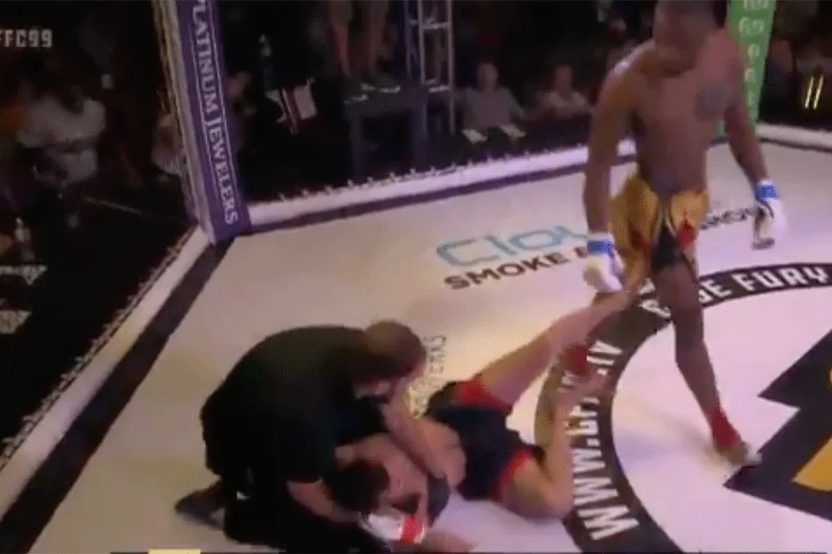 Wrede 'KO'! Elleboog uit de HEL verwoest hoofd MMA-vechter