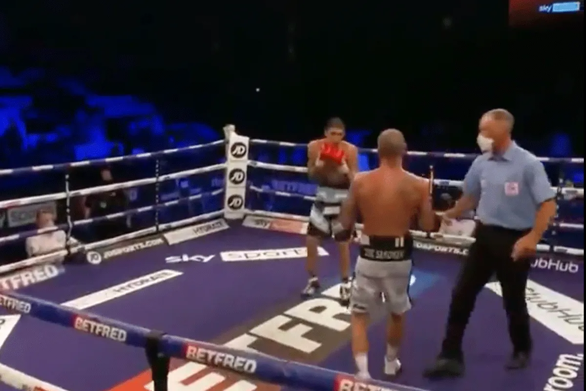 ? Scheids gooit handdoek uit ring: Weigert wedstrijd te stoppen