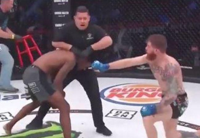FOUTJE BEDANKT: MMA-vechter valt scheidsrechter aan (video)