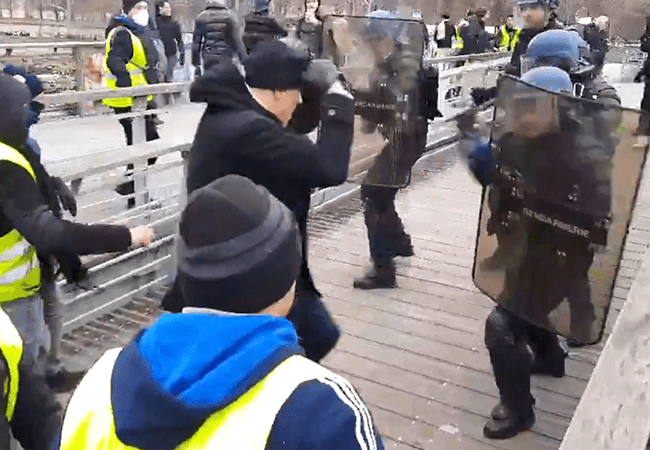 Boze reacties: Gele hesjes bokser vangt '€117.000 euro' na slaan politie agenten