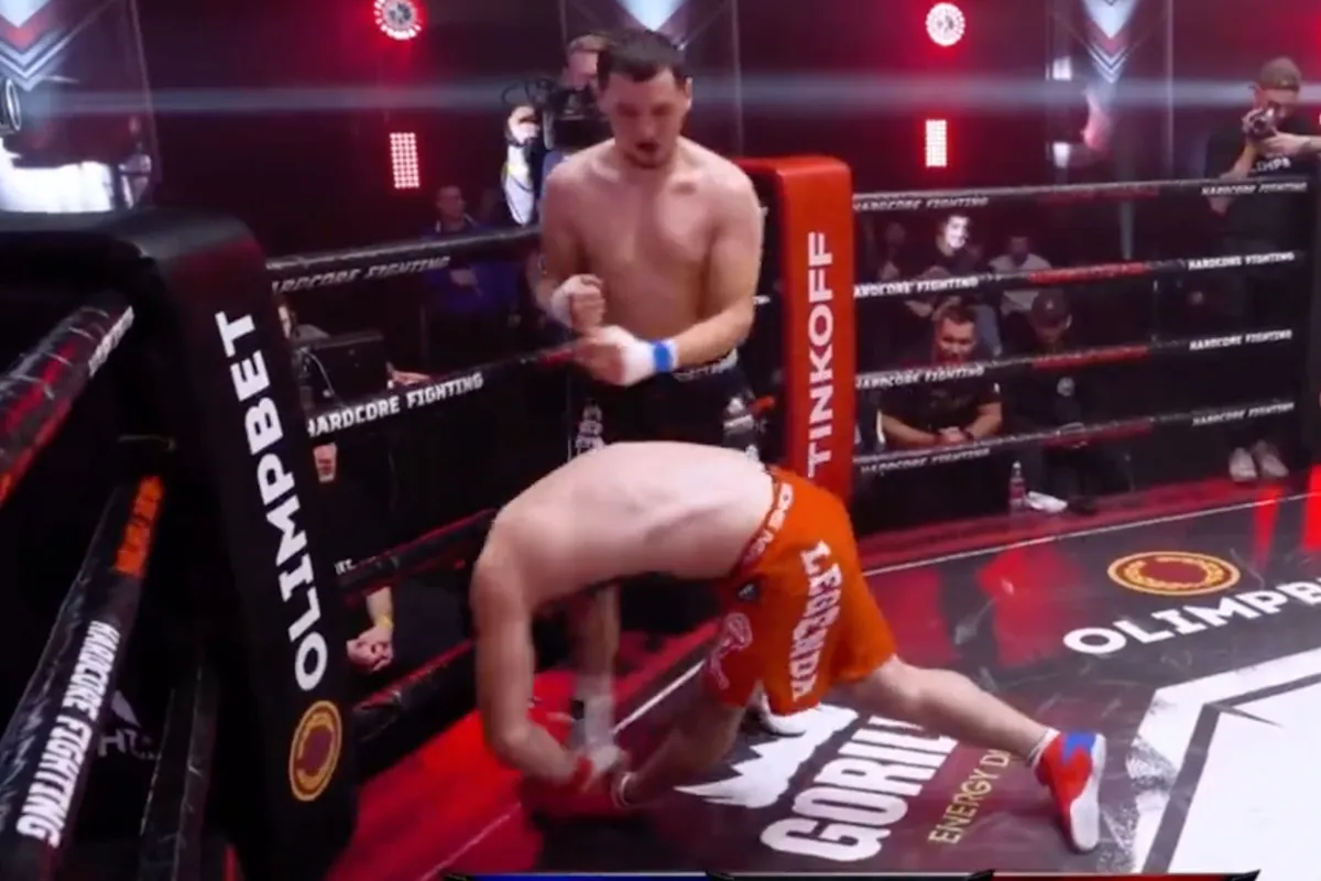 Bokser veroorzaakt schokkende KO! Slaat met 1 klap rivaal tegen de grond