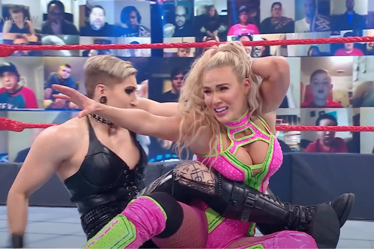 RAW past vrouwenkampioenschap wedstrijd aan