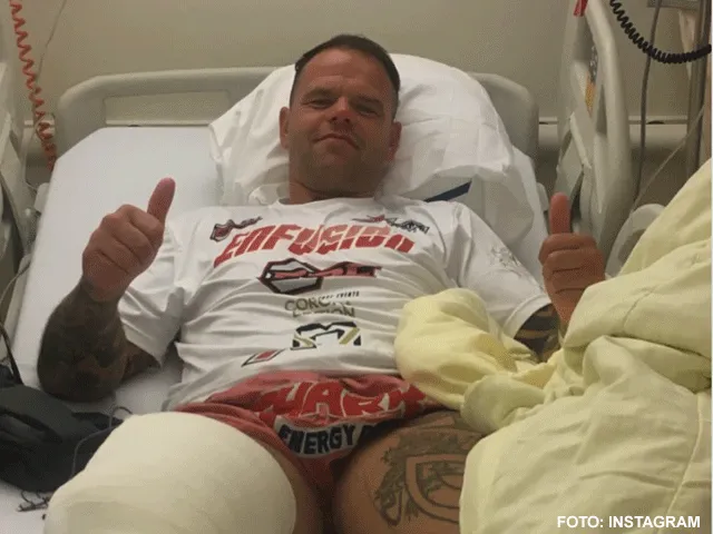 KICKBOKSER BREEKT BEEN IN WEDSTRIJD: 'Ik kom terug'