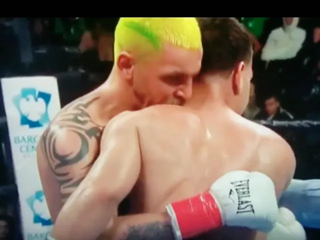 VAMPIER: Bokser zet tanden in tegenstander (video)