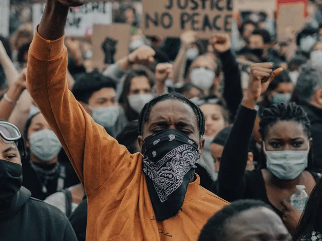 WINKEL VADER UFC-VECHTER GESLOOPT: 'Ik sla jullie verrot'