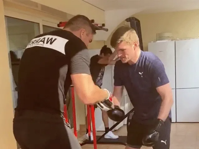 VIDEO: Rico Verhoeven beult F-1 coureur Max Verstappen af