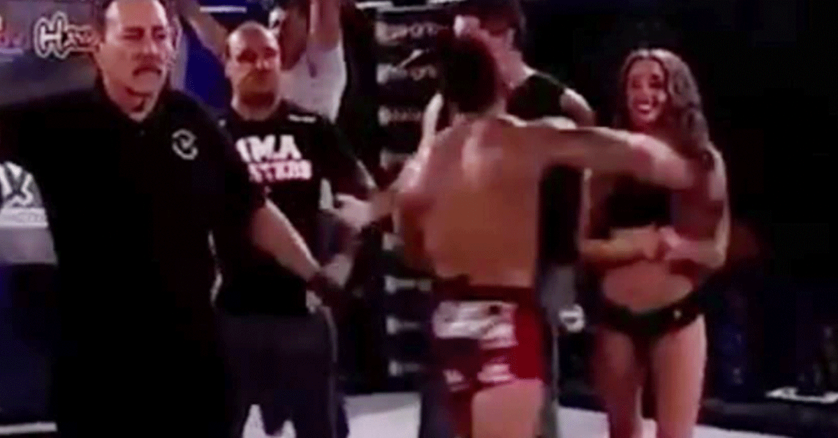 Ring girl breekt kaak na tik van MMA-vechter | video