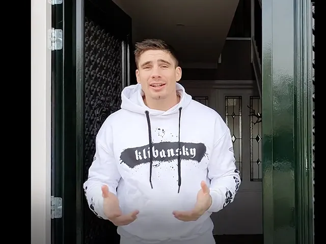 ? | Kickbokskampioen Rico Verhoeven koopt peperdure sportwagen