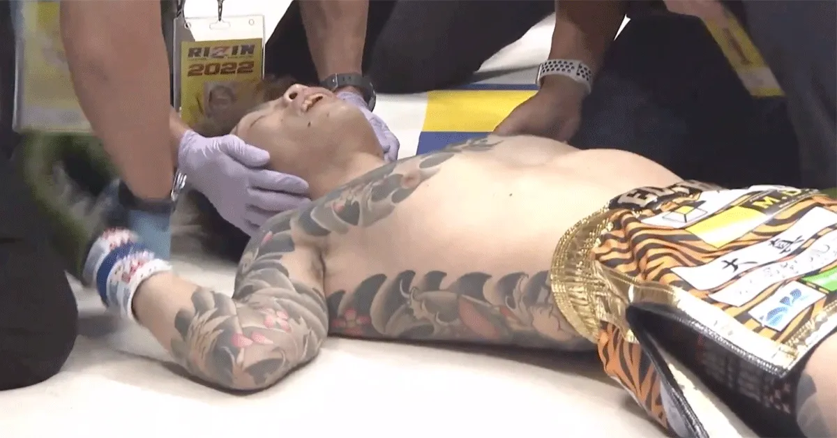 Dodelijke headkick in 30 seconden (!) vernietigd kickbokser | video