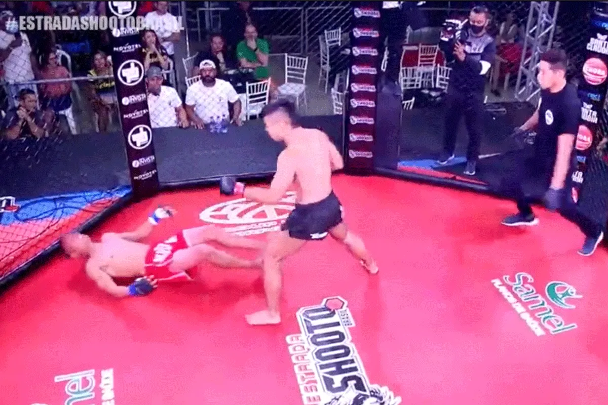 Man wat een 'KO'! Vechter MEPT rivaal omver (video)