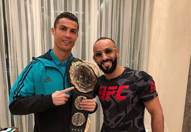 MMA wereldkampioen Ottman Azaitar schenkt Cristiano Ronaldo zijn wereldtitel riem