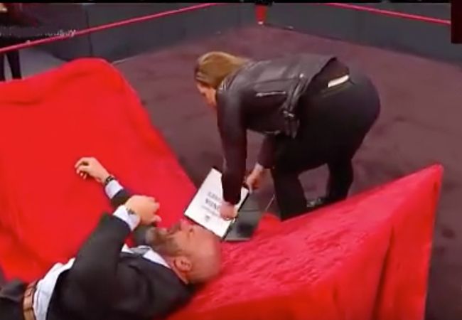 Video: Ronda Rousey tekent contract bij WWE Elimination Chamber, smijt Triple H door tafel