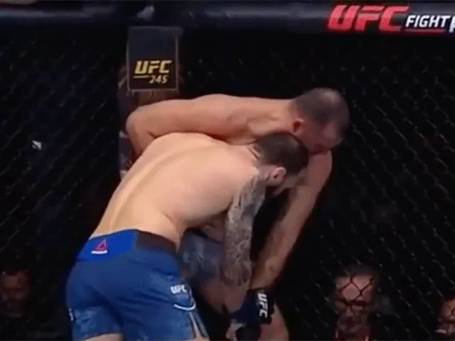 OLIE PEILEN: MMA-vechter steekt vingers in kont tegenstander