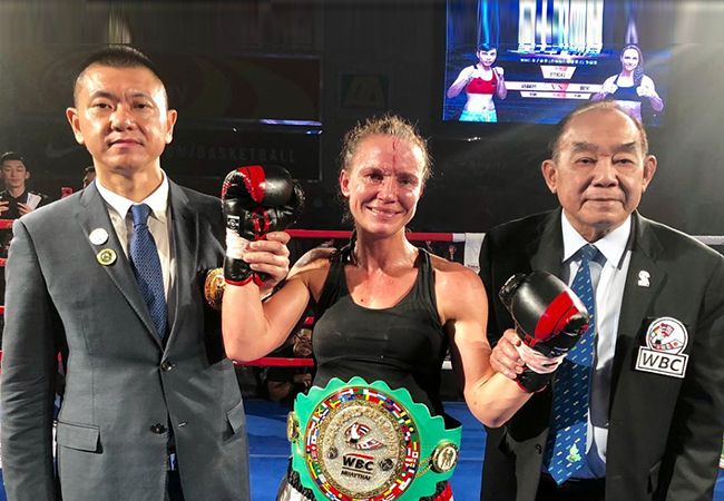 Engelse Muay Thai vechter Ruth Ashdown schrijft geschiedenis in Hong Kong