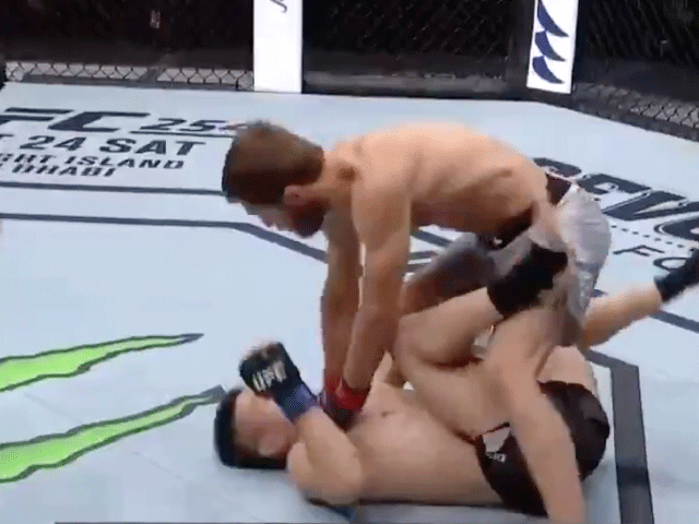 Russische UFC-vechter ramt tegenstander knock-out (video)