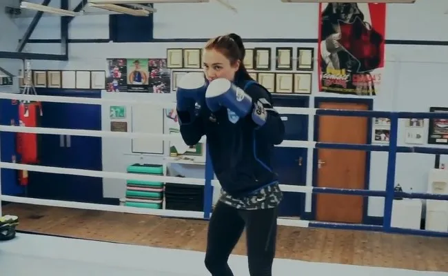 Kellie Harrington boekt kwartfinales WK boksen