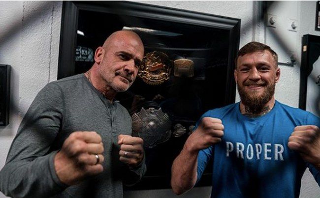 Eerbetoon Conor McGregor aan MMA-legende Bas Rutten