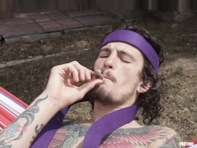 ? | GEKKIE: Joint rokende UFC vechter doet raar trainen