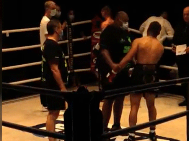 Serginio Kanters de ring in tegen Jimmy Viennot op Kerner Thai Frankrijk