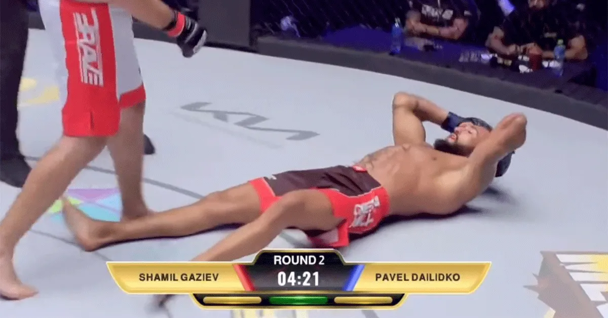 'Wat een idioot!' Scheids laat vechter kapot beuken (video)