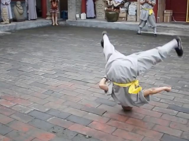 HOOFDPIJN: Kung Fu jongen kopt straatstenen terug