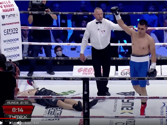 40-Jarige boksveteraan slaat kampioen zwaar knock-out (video)