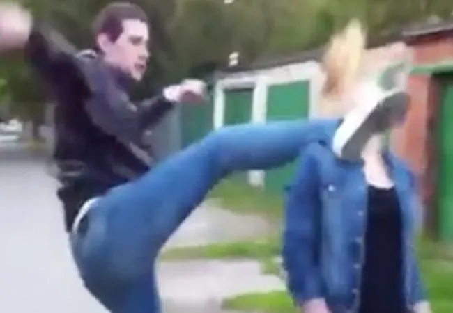 Video: Lafaard schopt vriendin van achter in haar gezicht!