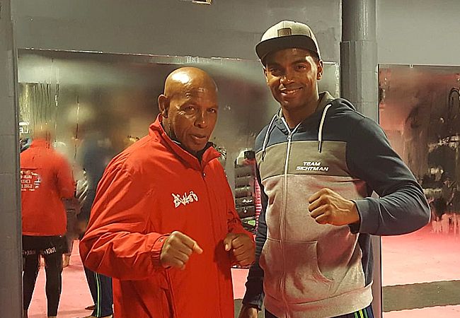 Kickboks kampioen Darryl Sichtman maakt overstap naar toptrainer Lucien Carbin