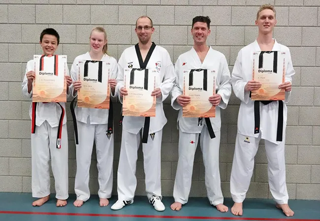 Sidokwan heeft er vijf nieuwe zwarte banders Taekwondo bij