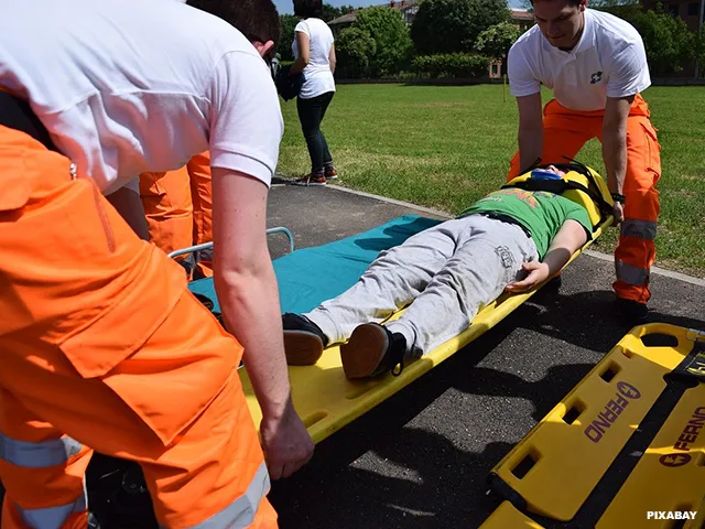 VIESPEUK: Prof MMA vechtster ramt potloodventer in elkaar