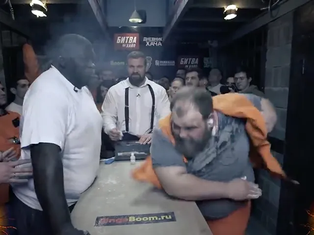 ? | WANGKLAPPEN: MMA-reus bitchslapped Russische oliebol