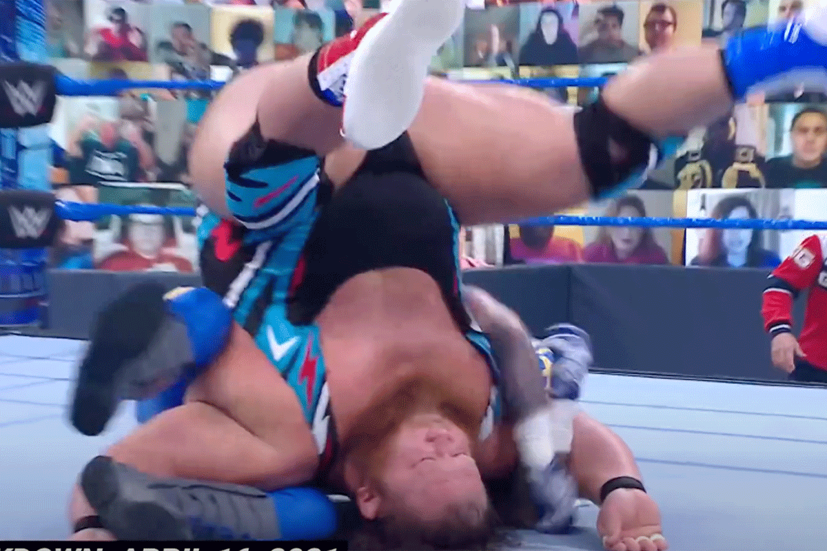 VIDEO: Wat de hel, superstar draait door in de ring tijdens Smackdown