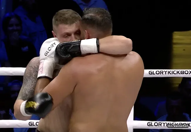 Knuffel kickboks wedstrijd Smolik vs Abdallah zwaar onder vuur (video)