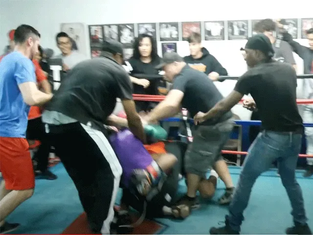 De pleuris breekt uit tijdens boks sparring sessie (video)